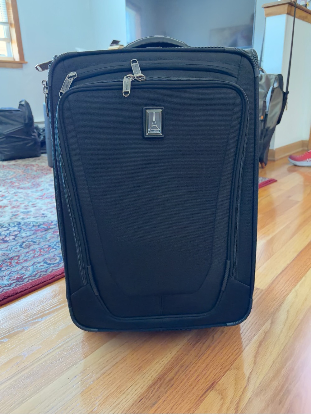 Traveler Black Carry-On Spinner Luggage - Unbranded